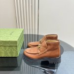 Gucci 古奇2024新品马鞍扣 马衔扣高帮休闲短靴 鞋柜必备款 原版套楦 高端品质 这款凉鞋颇具辨识度的双环和长条元素令这鞋高跟水台凉鞋更具装饰感。作为对品