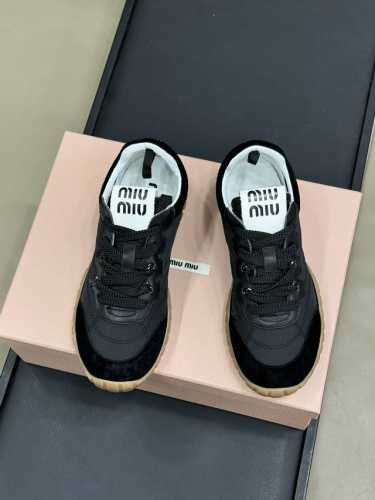 出厂：P310 Miu Miu 25Ss 春夏新款走秀Miumiu 德训 休闲鞋 秀场工艺来自Miu Miu系列的细节特写 新季的潮流要素 与此刻挚爱的概念，多