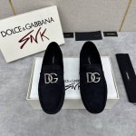 Dg家新品便鞋 全新 Dg Driver 系列软质牛皮莫卡辛鞋 官方售价rmb 37,300 别具匠心. 鞋面采用进口粒面牛皮 高丝光磨砂牛皮打造 饰以 Dg