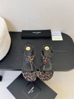 Saint Lauren* 25Ss Ysl系带绑带坡跟凉鞋 把平底鞋做的那么有韵味也只有Ysl了 它不仅代表了高贵和优雅 更是一种独特的时尚态度的象征 新款绝
