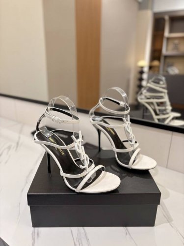 工厂直销 SAINT LAURENT 圣罗兰 YSL字母金属扣烤漆跟高跟凉鞋。特色的YSL字母扣设计，独享不一样的风采。面料采用进口镜面牛漆皮.混种羊皮_内里使