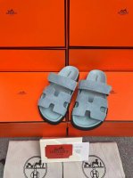 H家 Hermes 男女同款，最近火到不行的情侣款二舅鞋- 凉鞋,搭配各种彩色袜子，潮爆了 鞋面：进口混种羊皮.鹿皮 内里：进口混种羊皮 大底：Tpu防滑耐磨大