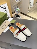 出厂价皮底 Gucci 古奇 双g扣半拖 ，鞋面材质 ，内里垫脚全羊皮，2色入选，系列拖鞋已成为gucci系列的主打单品，别出心裁而充满摩登气息，配饰是对马衔扣