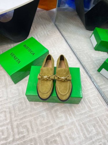 出厂440 Bottega Venet*女士Astaire乐福鞋 原版一比一做法 一致五金 当今流行的又一趋势 天花板啦3色百搭 精致平底 包裹面料 同色跟皮