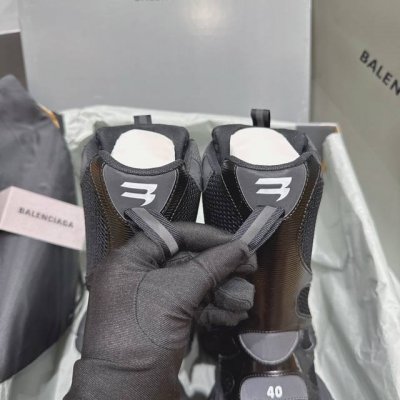 新款上架 Balenciaga全新球鞋balenciaga 5Xl Sneakers 高帮靴 这也是不少朋友们在这季最想入手的单品和球鞋。作为品牌在 24Ss