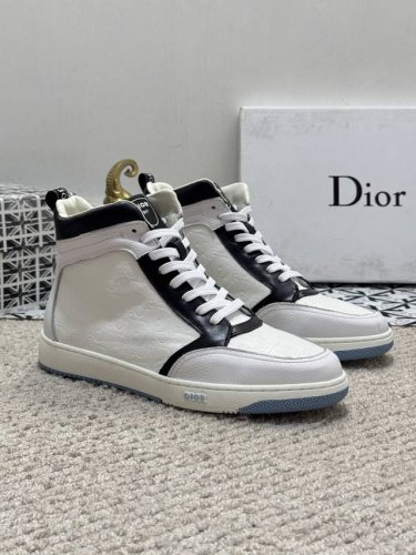 出厂价 实价 顶级原单-Dior 迪奥 高帮b02休闲运动鞋，采用头层牛皮精心制作搭配帆布，舒适透气~双色橡胶鞋底、提升格调。时尚百搭，可为各式造型增光添彩。塑
