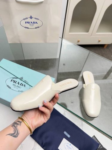 Prad* 25ss 普拉达走秀款复古半拖爆款！走秀款 复古感时髦满满 随意百搭 时尚休闲 独到味道，人人都爱也轻松驾驭 每年都会爆.足以征服你，穿上它，休闲时