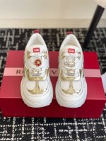 代购级 Roger Vivier 25ss 春夏 RV厚底运动鞋休闲鞋以皮革拼镜面织物和网眼面料制成前面点缀迷你闪钻饰扣和珐琅花朵舒适又不失活泼，尽显松弛感材质