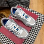 高端出品～华伦天奴valentino 早秋新款v Logo Pace慢跑鞋 鞋身超大v Logo搭配鞋舌细节铭牌，体现出独特的3D视觉效果，吸睛天花板。 鞋面采