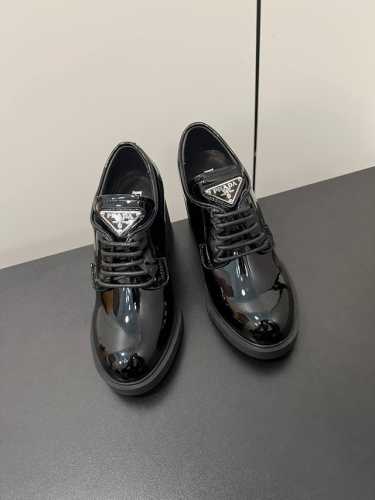 Prada 经典款倒三角复古高跟单鞋 普拉达真的是超级复古 每款鞋都很美 这款单鞋特别的好看今年最新的倒三角标志设计感也很强！注意看鞋头一双好的鞋子摆在哪里鞋型