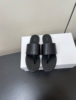 Therow25S春夏新款 罗马夹趾凉鞋 哇哦！经典的极简风回来了！整体都没有浮夸的设计，很细的夹趾设计穿旧了也不会不舒服哦，鞋子全部都是有全皮制作，是越穿越舒