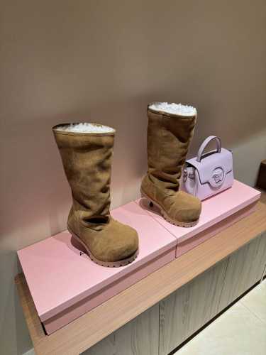 最高版出厂Balenciaga 巴黎世家新款大头高跟雪地靴巴黎世家解锁la大秀oversized在巴黎世家已经不是不够显眼了，但是搭配厚重好的雪地靴主打一个行李