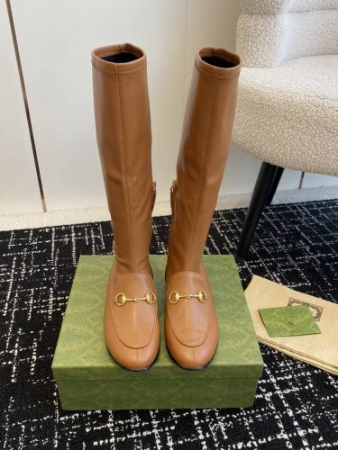 代购级 Gucci 古驰 24Ss 秋冬走秀款 马前扣 弹力靴 不得不说g家这一季真的太酷了！ 经典的靴形 细节处无不彰显品牌logo 上脚真心好看 这款我在专