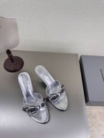 balenciag 专属中跟铆钉拖鞋 银色 面料 牛油皮 超软 内里 小羊皮 顶级版本 全部对版材料 继续着Demna式的对主流华丽时尚的反叛态度 透染工艺 大
