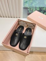 G009独家上新miu Miu2024秋冬系列穆勒鞋拖鞋包头小羊皮半拖zp开发 原版拆卸 对版拖鞋秒杀市面版本 Miu真的太少女啦 鞋面：对版磨砂皮 鞋底：原版
