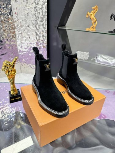 工厂价： LV 路易威登 新款强势上市 新款切尔西女士靴子～shopping讲究一个缘分相信你的第一感！巨显瘦上脚显脚小腿细 面料：进口小牛皮 内里：水染羊皮，