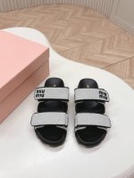 出 Miumiu 2025春夏新款凉鞋 罗马厚底魔术贴凉鞋 拖鞋 半拖 最新走秀款，经典升级 舒适度与时髦度并存 每个颜色搭配都好看，设计搭配不同风格需求 鞋面