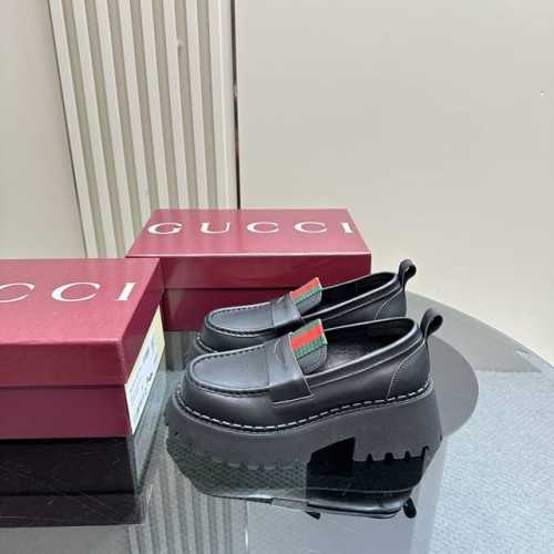 秋冬最新gucci 条纹单鞋沟纹厚底单鞋，乐福鞋，取材自马术世界的条纹织带已经成为高雅俱乐部的象征，正在以新的方式重新登场。这款靴子采用小牛皮和开边珠制做，搭配