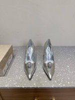 Jimmy Choo 25ss早春新款 水晶钻扣尖头 单鞋 高跟鞋 重逢惊艳 优雅邂逅 碰撞之美 时尚国外博主同款街拍推荐 造型大胆别致 满分街拍搭配钻扣 时髦