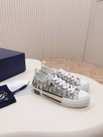 橙子出厂价 迪奥 Dior B23系列 字母印花帆布鞋 休闲低帮运动鞋 情侣款 采用透明镶片和白色和黑色 Oblique 印花帆布精心制作，呈现丰富的层次感。侧