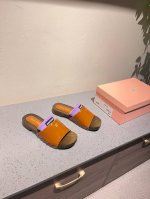 最高版本出厂 送一双的袜子 2025春夏时装周Miu Miu钱币乐福鞋谬谬新出的木板拖鞋真的让人一整个心都融化鞋型整体都狠秀气不笨重、圆头拖鞋凉鞋鞋面：进口漆皮