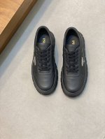 prada 普拉达 新款男士皮革休闲运动鞋 官网同步发售，这款运动鞋采用进口小牛皮打造，鞋头冲孔细节，休闲百搭，运用柔和简洁的线条勾勒出运动风廓形。外侧饰有标志