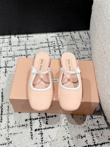 Miu Miu 缪缪 25 早春新品钮扣粗跟玛丽珍半拖专柜主打最新走秀款 蝴蝶结复古玛丽珍粗跟单鞋火爆上新！ 缪家高货 顶级工艺打造精品质感 无敌舒适 绝对是一