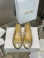 出厂价： 迪奥 Dior 2024春夏高定系列新款 Ballet 标志性电绣藤格纹低跟芭蕾舞女鞋 CD字母logo珍珠扣粗跟蝴蝶结凉鞋材质：进口金属羊皮 环保藤