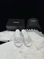 54Ss小香新款chane*坡跟拖鞋凉拖 出门遛弯也要当仙女♀拖鞋狂魔真的没办法拒绝这双鞋，简约大方的气质，细节感满满 穿上它去哪都被夸温柔！休闲中带着精致 气