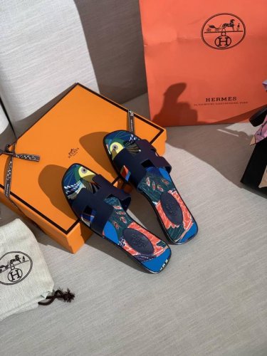 2024新色，中底全包，全新改版 Hermès 包装升级，版型做工材料升级。 Hermes市场最高版本纯手工鞋 顶级产品爱马仕拖鞋 2024早春新款原版一样，