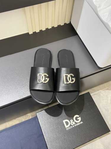新款D&G橡胶男士DG徽标沙滩拖鞋DG徽标点缀在鞋面，镂空穿孔的设计灵动又不失经典。带有橡胶标志标签的鞋垫，细节满分。Size:39-45！