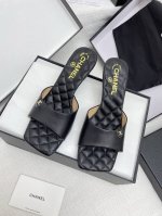 390顶级版本Chanel 香奈儿2025早春新款双C酒杯跟拖鞋 众多明星网红上脚，国内外博主刷爆的一个百搭系列，春夏衣橱搭配必备 凉鞋首选. 鞋面：进口羊皮