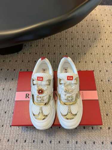 代购级Roger Vivier 25ss 春夏 RV厚底运动鞋休闲鞋以皮革拼镜面织物和网眼面料制成前面点缀迷你闪钻饰扣和珐琅花朵舒适又不失活泼，尽显松弛感材质：