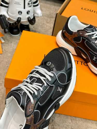 顶级版本：情侣款 Lv 路易威登L家 驴牌 最新Olympia系列 情侣款 银角大王 休闲 运动鞋 跑鞋 本款 Lv Olympia 运动鞋融合网格面料与金属质