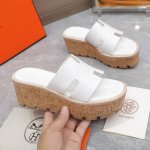 2024爱马仕将经典延续2022 HermèS 木纹坡跟H拖鞋 爱马仕的坡跟凉鞋是我见过最简约最耐看最有气质的！！！ 任何风格都能Hold住，6Cm坡跟高度轻松