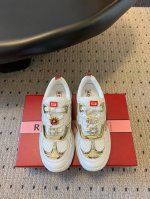 代购级Roger Vivier 25ss 春夏 RV厚底运动鞋休闲鞋以皮革拼镜面织物和网眼面料制成前面点缀迷你闪钻饰扣和珐琅花朵舒适又不失活泼，尽显松弛感材质：