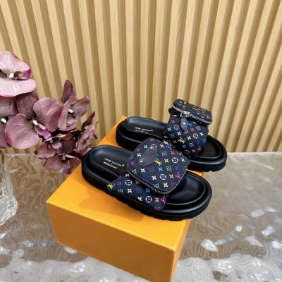 LV 2025春夏新品 顶级版本专柜LV驴牌爆款 浮雕logo 压花 凉拖鞋 本款 Pool Pillow Comfort 平底凉拖取材科技织物，以高频压印技术