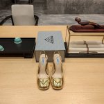 金属镜面系列 顶级包装配套最高版本 PRADA 2024普拉达春季 最新款且超级爆系列爆品。春夏新品， 顶级版本 实力来袭！Prada Glow限时店很闪亮的单