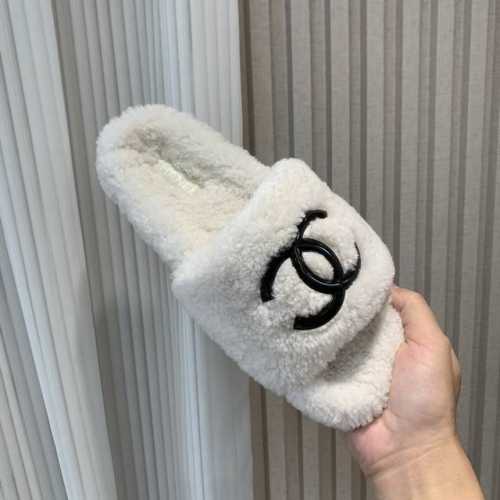 Chanel 24B新款毛毛拖鞋！ 这款毛拖真的是真太可爱了～ 柔软蓬松的毛毛，舒服暖脚 增高显腿长 秋冬搭配袜子休闲又慵懒 上脚真的好看又时髦 进口羊毛，手感