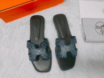 出厂： Hermes 爱马仕 夏季经典平底H拖 水钻拖鞋 旅游度假沙滩凉拖 面料：压钻 码数：35-42