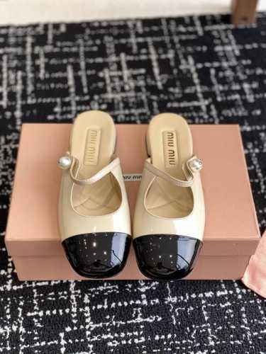 代购级 Miu Miu 缪缪 25ss春夏 小粗跟 玛丽珍 半拖 上脚果然更惊艳~个性设计非常百搭，而且高度也太适合我了，穿着不累脚 绝对入手不亏的一双！面料：