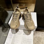 Dior 系列新品这款 C ' Est Dior 运动鞋彰显醒目而时尚的风范。精心制作，鞋面侧边分别展示 C 和 D 字母尽显格调，细节也增添一丝优雅气质。轻盈
