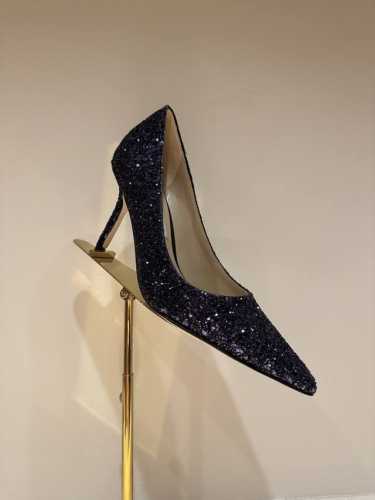 Jimmy Choo 吉米周经典格力特浅口高跟鞋 鞋型做的非常秀气 不会过分窄长 内部空间很足 让脚趾能足够的放松 脚背勾勒迷人的弧度 简直美爆了 度环绕仙气感
