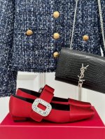 厂价 Roger Vivier｜Rv经典 水钻扣玛丽珍鞋 原版定制鞋楦 版型超正 超显气质 真是越看越上头那种 什么神仙鞋也太美了吧！ 完全仙女下凡闪闪亮 真丝