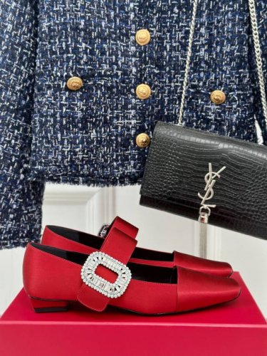 厂价 Roger Vivier｜Rv经典 水钻扣玛丽珍鞋 原版定制鞋楦 版型超正 超显气质 真是越看越上头那种 什么神仙鞋也太美了吧！ 完全仙女下凡闪闪亮 真丝