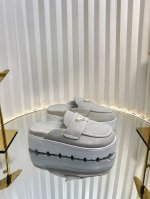 360Prada 普拉达2025春夏新款厚底穆勒拖鞋 三角扣面包包头半拖鞋 最新走秀系列 经典升级 舒适度与时髦度并存 每个颜色搭配都好看，设计搭配不同风格需求