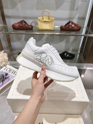Alexander Mcqueen 亚历山大麦昆 春夏男女Sprint运动情侣款 鞋侧面饰有时尚个性刺绣字母Seal Logo标志 全皮工艺 高版本油边 内里羊