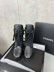 出厂 Chanel 顶级版本经典达拉斯短靴复古擦色机车短靴！ 材质:鞋面采用头层胎牛皮 内里垫脚水染羊皮 原版五金logo开模定制 大底采用原版一致意大利皮底