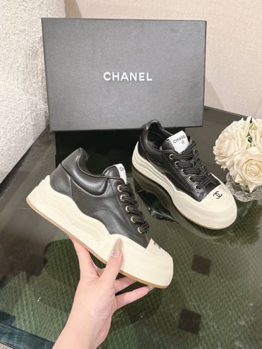 Chanel 25C 春夏专柜新款休闲运动鞋 天花板顶级品质这款靴子真的是小个子福星，厚底5cma 更精致一点，显腿瘦，关键是上脚很舒服鞋面：进口牛皮 内里：羊