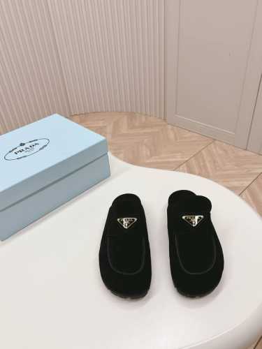 出厂 最新系列！Prada 普拉达2024春夏新款凉鞋 三角扣面包包头半拖鞋 最新走秀系列 经典升级 舒适度与时髦度并存 每个颜色搭配都好看，设计搭配不同风格需